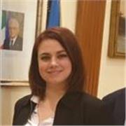 Avvocato impartisce lezioni di diritto a studenti del liceo e universitari