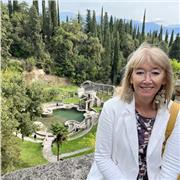 Insegnante di Storia e Filosofia impartisce lezioni o aiuto compiti