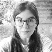 Maestra de Primaria imparte clases de refuerzo escolar en la etapa de Educación Primaria