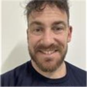 Entrenador de CrossFit o halterofilia especializado en entrenamientos de alta intensidad