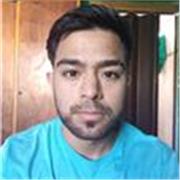 Profesor de biología imparte clases hacía niños de primario