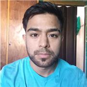 Profesor de biología imparte clases hacía niños de primario