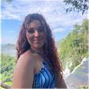 Profesora particular imparte clases a niños de primaria y secundaria