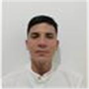 Profesor de apoyo escolar que acompaña a estudiantes en su proceso de aprendizaje, brindando refuerzo personalizado en distintas m