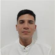 Profesor de apoyo escolar que acompaña a estudiantes en su proceso de aprendizaje, brindando refuerzo personalizado en distintas m