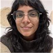 Profesora de inglés nativa de los EEUU concentrado en conversación fluida y natural