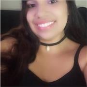 Profesora imparte clases a niños/as de 5 a 8 años de edad