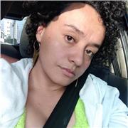 Profesora de sociales imparte clases a niños de todas las edades