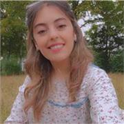 Professeure d'anglais avec une passion pour l'enseignement et une expérience en camp d'été, propose des cours interactifs en ligne pour tous les âges.