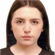 studentessa universitaria impartisce lezioni per studenti delle medie e delle superiori