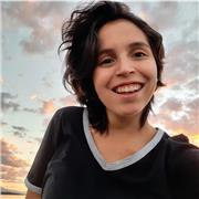 profesora que da clases a alumnos de nivel primaria