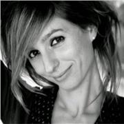 Profesora de apoyo para estudiantes de primaria y secundaria