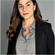 Profesional en el ámbito de la sostenibilidad empresarial dispuesta a enseñar a personas recién graduados en ADE.
