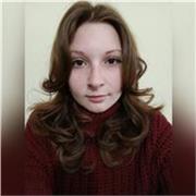 Laureata all'Accademia di Belle Arti, con livello C1 certificato, offre lezioni di inglese per adulti e bambini