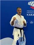 Moniteur Professionnel de Karate donne cours d'arts martiaux et de remise en forme