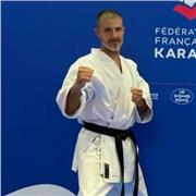 Moniteur Professionnel de Karate donne cours d'arts martiaux et de remise en forme