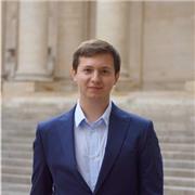 Bonjour, je m'appelle Yuri. J'ai 24 ans, je donne des cours particuliers de FLE
 J'ai un diplôme de philologu