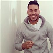 Estructura gramatical básica , pronunciación mediante materiales de utilidad para adquirir vocabulario, alfabeto, palabras comunes