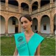 Profesora de inglés imparte clases a niños, jóvenes y adultos de todas las edades