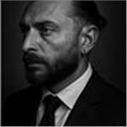Je dispose d’une solide expérience dans le domaine commercial, de la formation professionnelle et de l’accompagnement individuel.