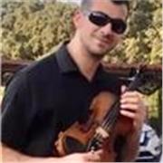 Profesor titulado en la especialidad de Violín con más de 10 años de experiencia impartiendo clases a personas de todas las edades
