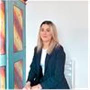 Neolaureata con esperienza e formazione accademica in lingue (inglese, russo, tedesco, italiano)