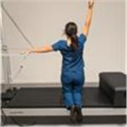 Profesora de pilates , fisioterapeuta, entrenadora personal para todas las edades. Domina el control de movimiento 