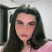 Studentessa Universitaria aiuta i ragazzi per i compiti