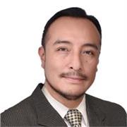 Profesor en temas de contabilidad y administración con alumnos de diversas edades