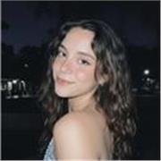 Profesor de inglés imparte clases a niños de primaria y secundaria