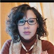 Docente in psicologia impartisce lezioni per studenti di scuola secondaria e studenti universitari