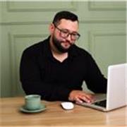 Professor particular de inglês com mais de 8 anos de experiência e certificação internacional. Aulas reais