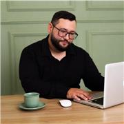 Professor particular de inglês com mais de 8 anos de experiência e certificação internacional. Aulas reais