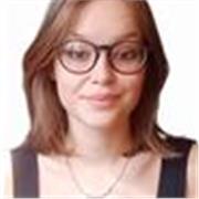 Studentessa universitaria diplomata con il massimo dei voti al liceo linguistico impartisce lezioni online di francese