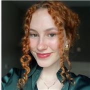 Mathe-Tutorin, die Kinder aller Altersgruppen Mathe-Nachhilfe anbietet.