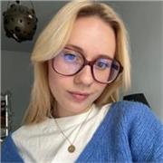 Étudiante en communication, certifiée Cambridge CAE propose cours d'anglais dynamiques
