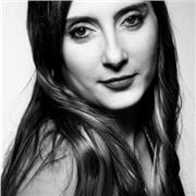 Sono un' insegnante di musica, diplomata in canto lirico. Mi occupo di Solfeggio, Storia della musica, canto lirico