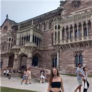 Doy clases particulares tanto como para mantener un seguimiento escolar, como para aprofundir en la lengua y seguir aprendiendo