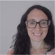 Profesora de español imparte clases para aprender por placer, divertirse, distenderse