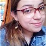 Profesora de matemáticas imparte clases a niños de primaria