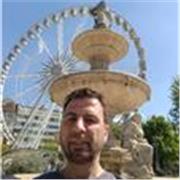 Me defino como un docente práctico, cercano y orientado a competencias reales. 