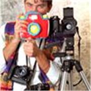 Docente impartisce lezioni di tecnica e ripresa fotografica