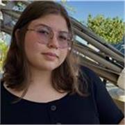 Professora com certificação Cambridge (C1) ministra aulas de inglês para todos os níveis. Metodologia personalizada, foco em conve