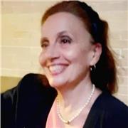 Laurea in Canto, Laurea Magistrale in Storia della Musica. Ho seguito corsi internazionali di canto da concerto e operistico, in Spagna, Germania e Italia (Accademia Chigiana, Accademia Lirica di Osimo, Accademia di Santa Cecilia in Roma, Scuola Internazi