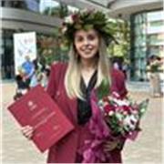 Esperta in discipline sociali, economiche e lingue straniere per studenti di scuole superiori e università.