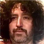 Pianista y percusionista familiarizado con el lenguaje moderno y clásico. 