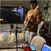 Estudiante Composición musical en el Instituto Escuela Moderna de musica, estudie durante 3 años guitarra en School Of Rock