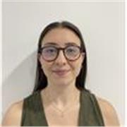 Chica joven con Grado de Estudios Ingleses y Máster en Profesorado de Educación Secundaria Obligatoria y Bachillerato, Formación Profesional y Enseñanza de Idiomas,con experiencia impartiendo clases particulares