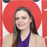 Englisch Lehrerin, der Kinder im Alter von 4 bis 10 Jahren unterrichtet