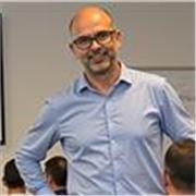 Docente con 15+ años en producción, retail y marketing. Licenciado en Publicidad y certificado en formación profesional.